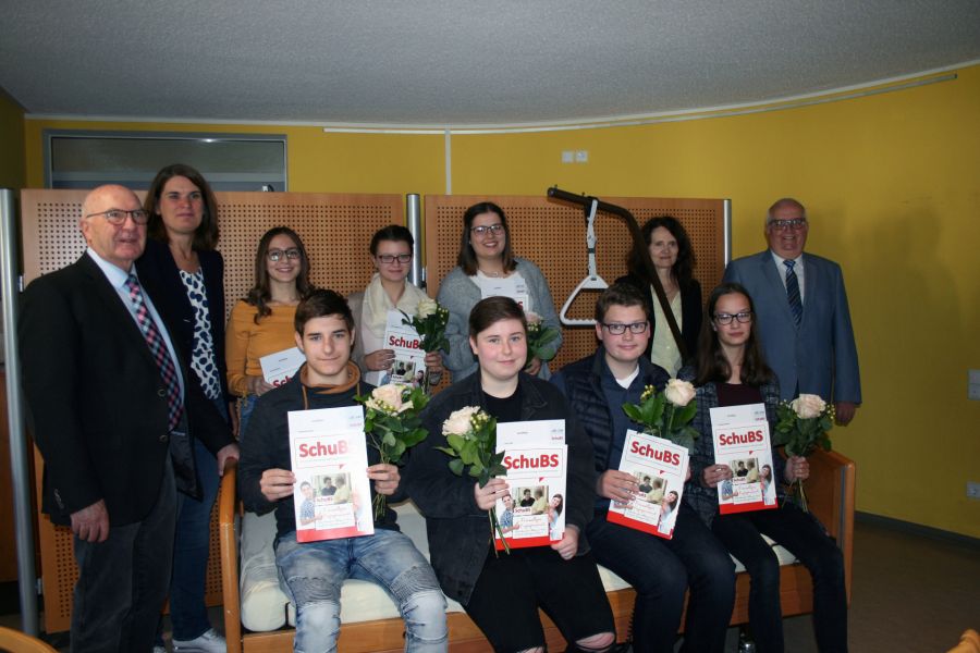 Schüler interessieren sich für Pflegeberufe - Vordere Reihe von links: Dr. Erich Jacob (Creos GmbH), Pasquale Planck, Vera Tietz, Jost Heger, Lisa Marie Blase. Hintere Reihe von links, Carla Schulz (Stellvertretende Bereichsleitung Gesundheit und Pflege Cariatasverband Paderborn e.V.), Sana Alkhatib, Janine Niggemeier, Hannah Elisa Tegethoff, Dr. Lydia Riepe (Creos), stellv. Landrat Vincenz Heggen  Bildnachweis: Petra Münstermann, Bildung- und Integrationszentrum Kreis Paderborn Schüler interessieren sich für Pflegeberufe - Vordere Reihe von links: Dr. Erich Jacob (Creos GmbH), Pasquale Planck, Vera Tietz, Jost Heger, Lisa Marie Blase. Hintere Reihe von links, Carla Schulz (Stellvertretende Bereichsleitung Gesundheit und Pflege Cariatasverband Paderborn e.V.), Sana Alkhatib, Janine Niggemeier, Hannah Elisa Tegethoff, Dr. Lydia Riepe (Creos), stellv. Landrat Vincenz Heggen  Bildnachweis: Petra Münstermann, Bildung- und Integrationszentrum Kreis Paderborn